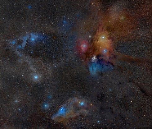 Plynové a prachové mlhoviny v okolí hvězdy ró Ophiuchi (u hranic se souhvězdím Štíra) na unikátním fotografickém snímku. Takto pěkně tyto útvary nezahlédnete sebelepším astronomickým dalekohledem. Zdroj: Rogelio Bernal Andreo.